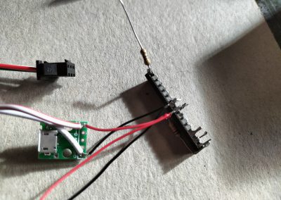 Soldamos el cable rojo al pin 7 (+5v) y el negro al 8 (GND)