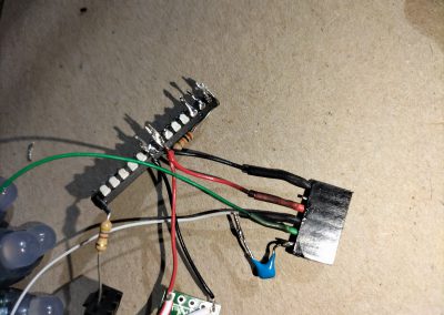 Soldamos el condensador al pin sexto del conector y aplicamos calor al retráctil.
