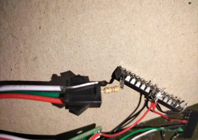 La tira de Pines tiene un conector para empalmar sucesivas ristras de 50 leds y así poder poner 100, 150 etc. Enrollamos para hacer contacto la resistencia de 480 ohmios al terminal central