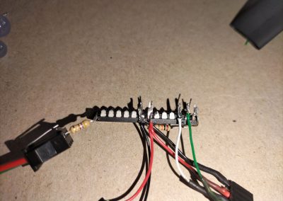 Soldamos los cables blanco y rojo a los pines 2 y 3 del micro.